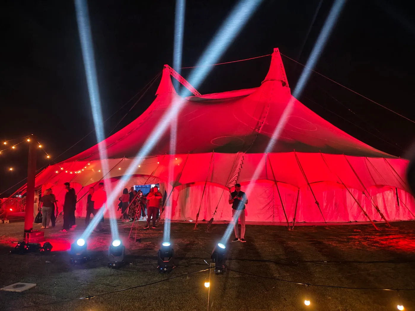 Tenda do Parque Una iluminada à noite durante evento